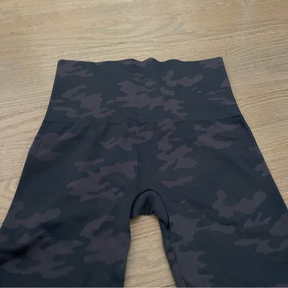 SPANX Black Camo Look At Me Now Seamless Leggings Size Small - Picture 7 of 10